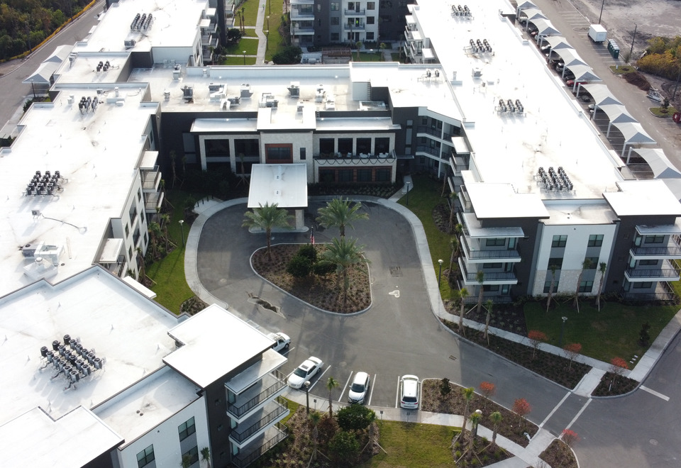Apartment building with flat roofing
